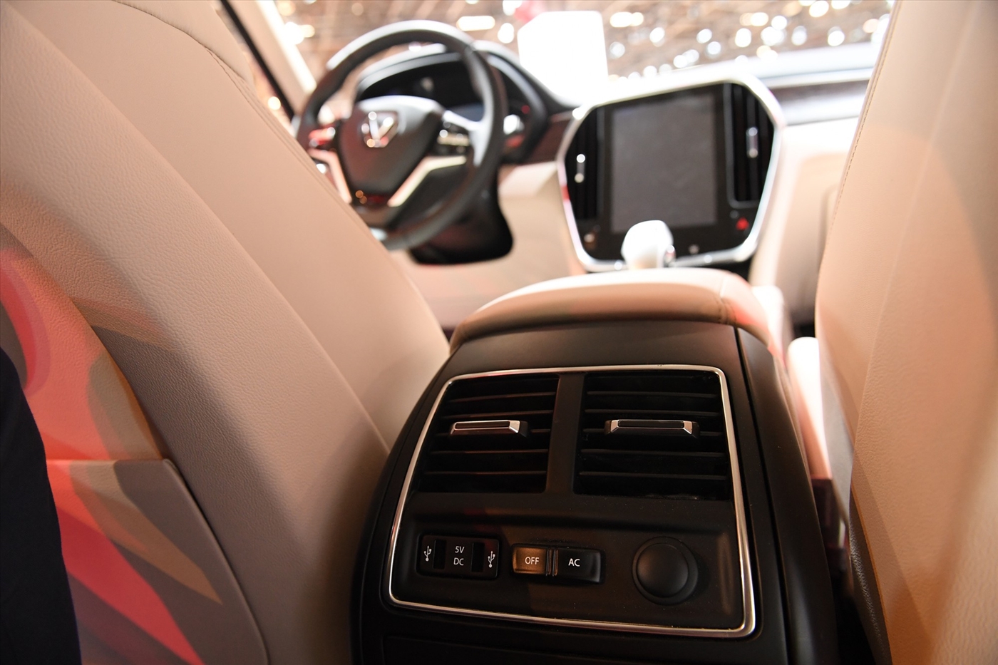 Xe Vinfast Lux S 2.0 được trang bị 8 loa cho hệ thống âm thanh cùng dàn điều hòa 2 vùng