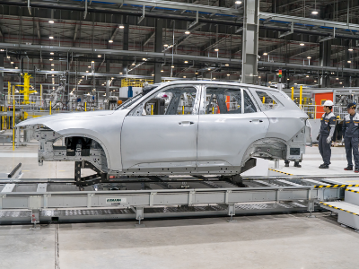 Vinfast hoàn thành sản xuất thân vỏ xe LUX SUV đầu tiên